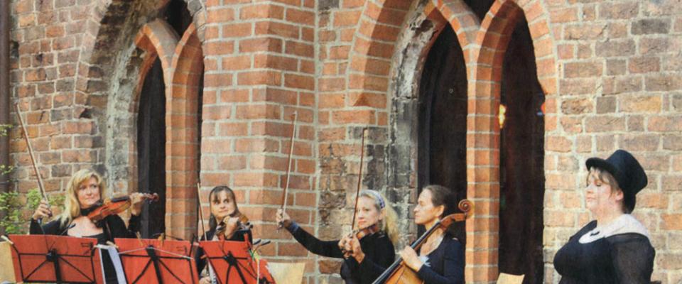 Gruppenbild mit Damen: Silke Rougk, Almut Witt, Astrid Hengst, Gesine Conrad und Annelie Knobloch (von links) im Kloster. Fotos (2): V.Maloszyk